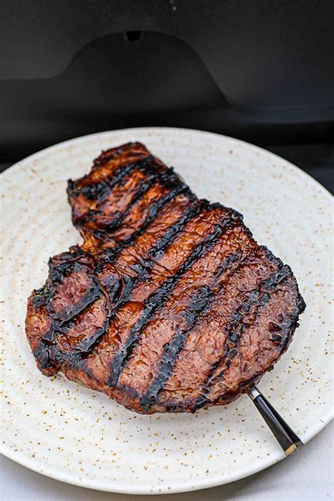 grilling sirloin steak on weber gas grill